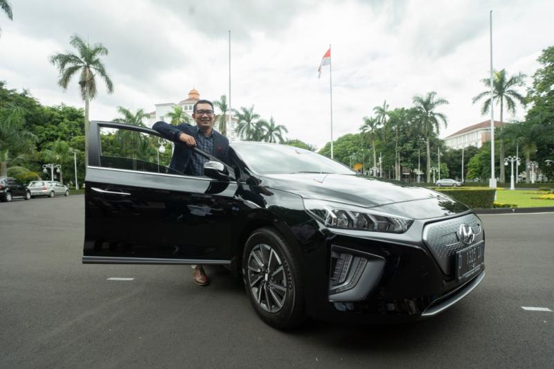 Kang Emil bersama Hyundai Ioniq