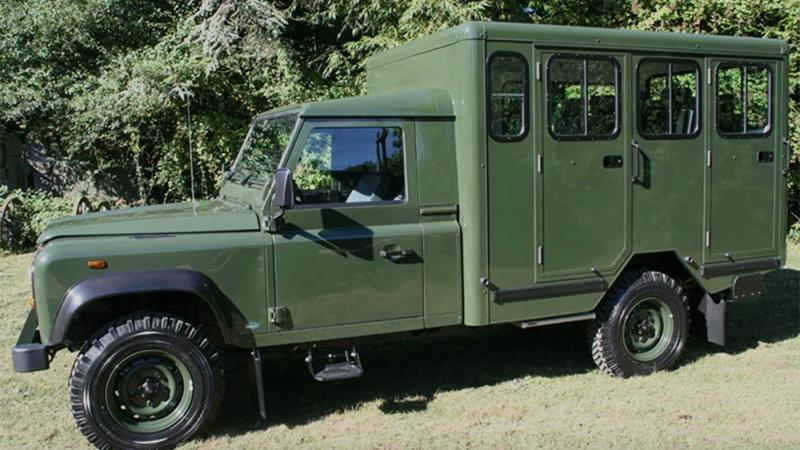 Land Rover 130 Gun Bus (ist)