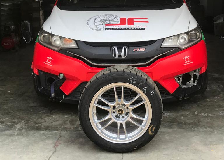 Pelek JF Luxury tipe Flow Forged JFF-1 yang dipasang di mobil balap Honda Jazz milik YouTuber Ridwan Hanif (sumber: JF Luxury)