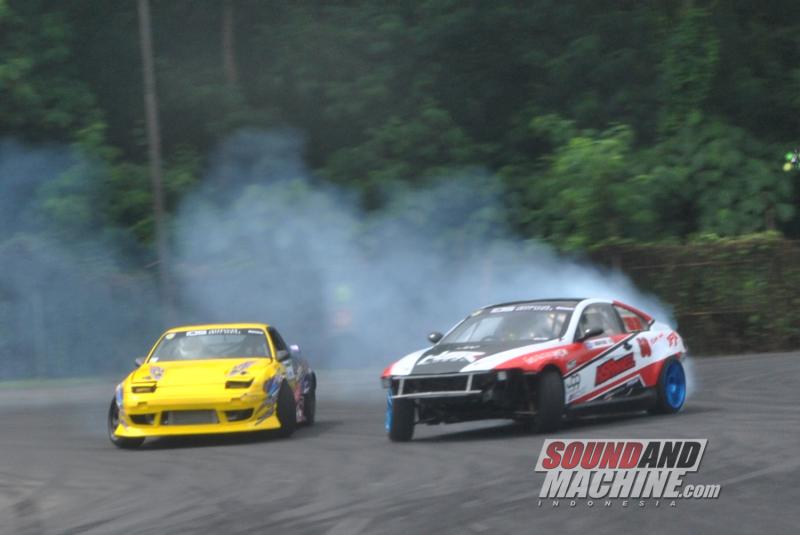 Akbar Rais Beraksi Drifting Lawan Danny Ferdito di Indonesian Drift League (IDL)