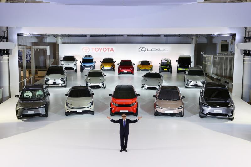 16 mobil listrik baterai yang dipamerkan oleh Akio Toyoda, President Toyota Motor Corporation (sumber: Toyota)