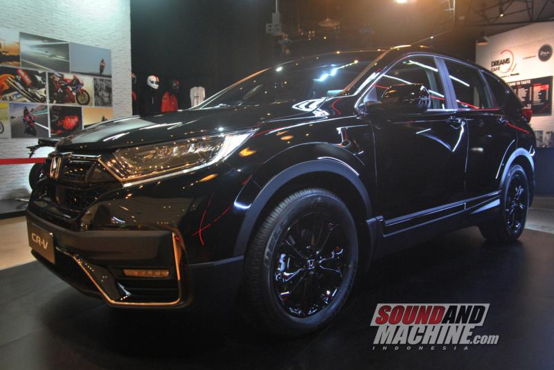 Mobil terbaru Honda CR-V Black Edition di Dreams Cafe, Senayan, Jakarta.