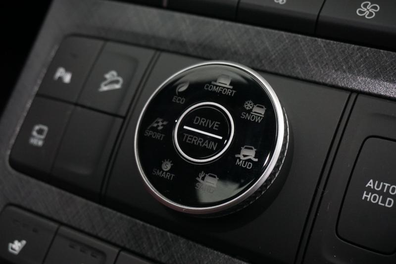 4 pilihan driving mode pada Hyundai Santa Fe terbaru jadi fitur menarik. (foto: Hyundai)