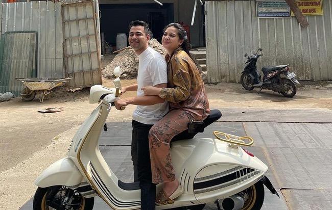 Raffi Ahmad dan Istri Berpose dengan Vespa 946 Dior (ist0