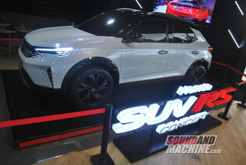 Honda SUV RS Concept mejeng di Dreams Cafe, Senayan Park, Jakarta.