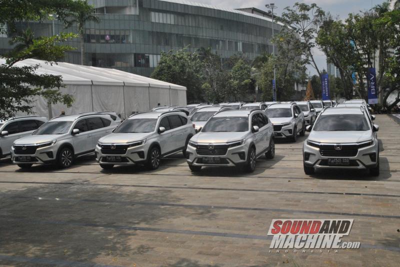 55 unit All-New Honda BR-V untuk serah terima kepada kounsumen secara serentak di Senayan Park, Jakarta