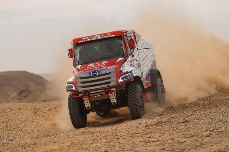 Dengan sistem hybrid, truk Hino 600 berhasil taklukan medan reli Dakar 2022 (sumber: Hino)