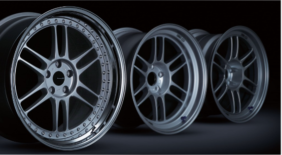 RM-F1 (kiri) dan RPF1 RS (tengah), pelek Enkei terbaru 2022 berbasis RPF1 (sumber: Enkei)