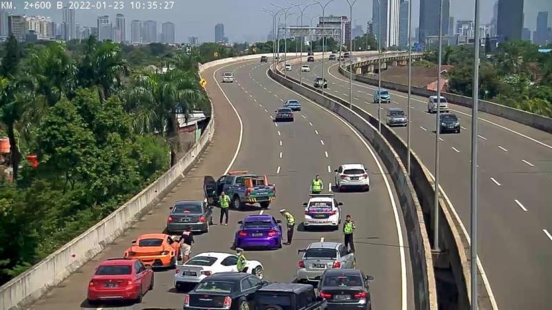 Kamera CCTV yang menunjukkan penindakan terhadap konvoi mobil modifikasi (sumber: TMC Polda Metro Jaya)