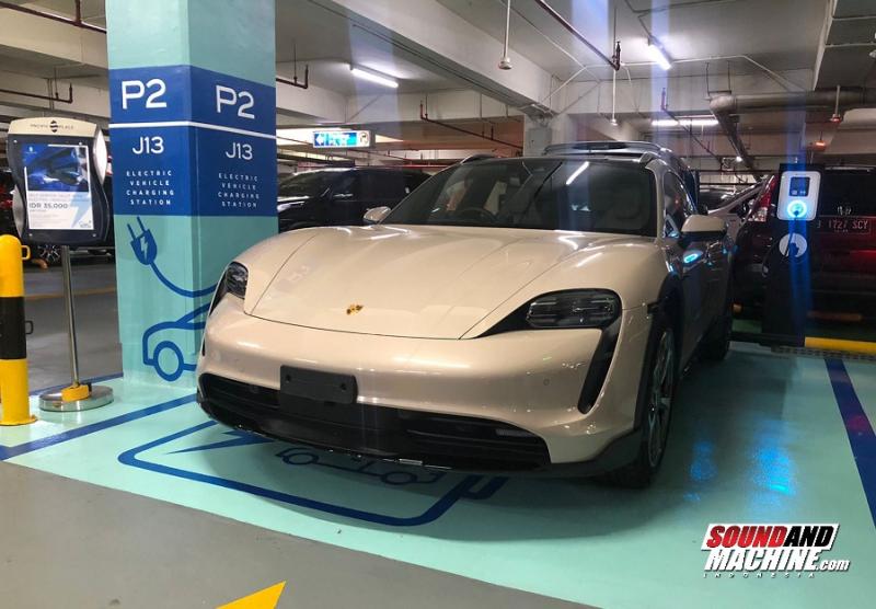 Ilustrasi Mobil Listrik Porsche Taycan 