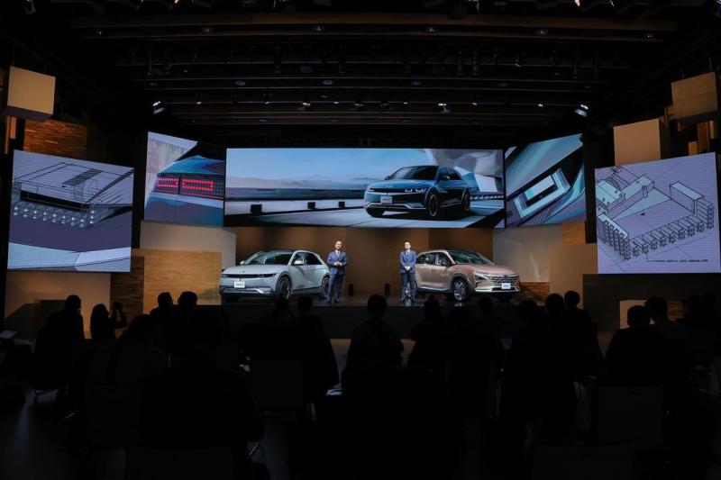 Hyundai resmi memulai penjualan, dimulai dari mobil listrik Ioniq 5 (kiri) dan fuel-cell electric vehicle Nexo (kanan) (sumber: Hyundai)