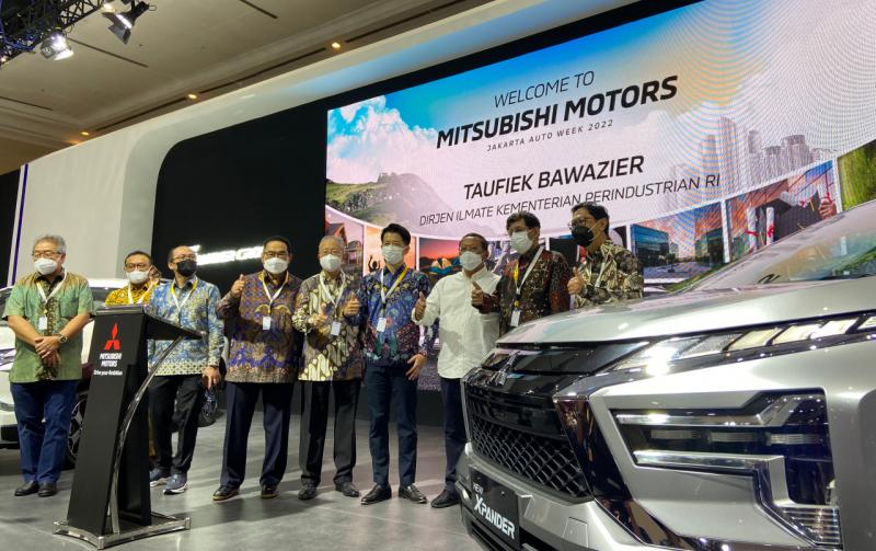 Dirjen ILMATE Kemenperin mencoba duduk di kabin salah satu varian Mitsubishi Xpander. (foto: mmksi)
