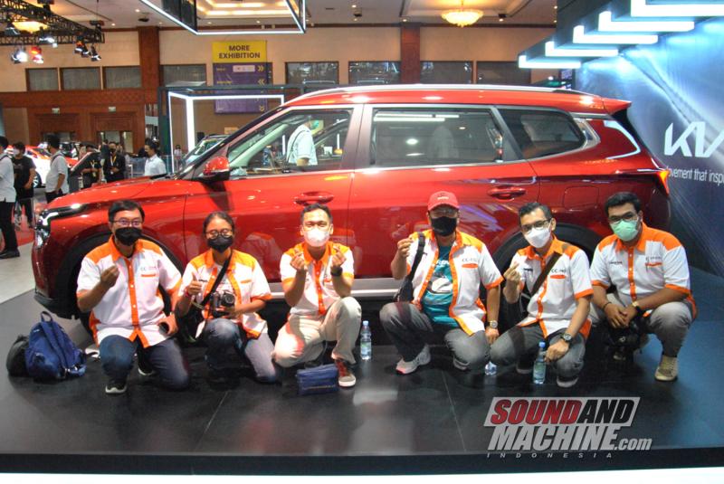 Komunitas Carens Club Indonesia berkunjung ke booth Kia di pameran Jakarta Auto Week 2022 untuk merasakan experience All-New Carens