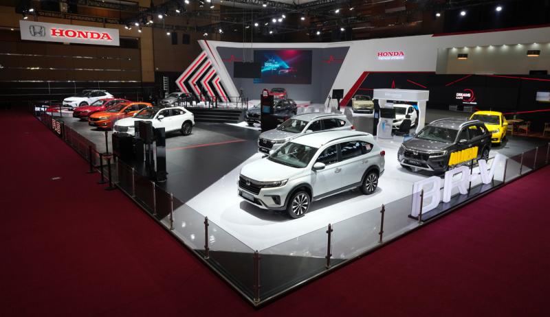 Wajar, jika di booth Honda ini hampir selalu dipenuhi para pengunjung. Kedua mobil yang dimaksud adalah All New BR-V dan All New HR-V. (foto: HPM)