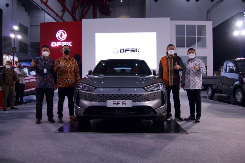  Ajang IIMS Hybrid 2022 juga dijadikan penampilan perdana bagi mobil listrik asal Tiongkok, DFSK Seres SF5.