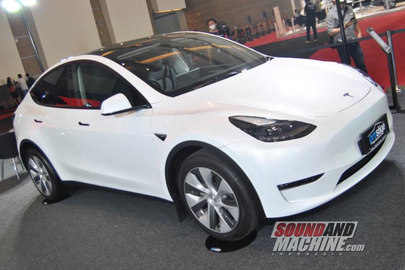 Rudy Salim luncurkan SUV listrik kompak Tesla Model Y di Pameran Otomotif IIMS Hybrid 2022. (foto: JUL)