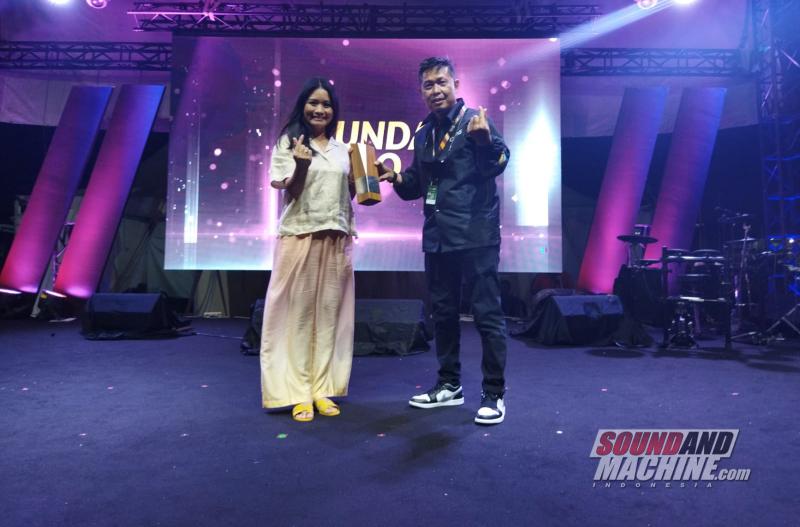 Hendra Noor Saleh (kanan) menyerahkan penghargaan untuk Hyundai, diwakili Astrid Ariani dari PT. Hyundai Motors Indonesia. (foto: anto)