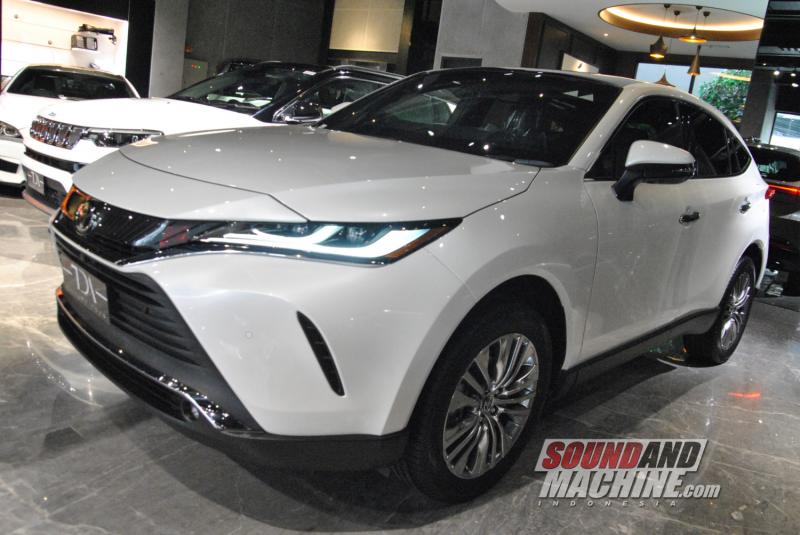 Toyota Harrier terbaru di importir umum TDA Luxury Toys. (foto: Joule)