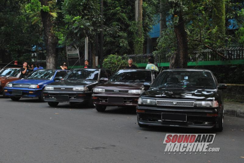 Suasana halal bi halal Group Otomotif 1990 yang menawarkan nuansa car meet Jakarta Selatan di era 90an.