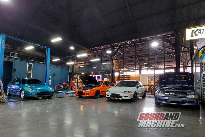 Komunitas Honda Civic Estilo Indonesia adakan silaturahmi di Idemitsu Moto Lounge.