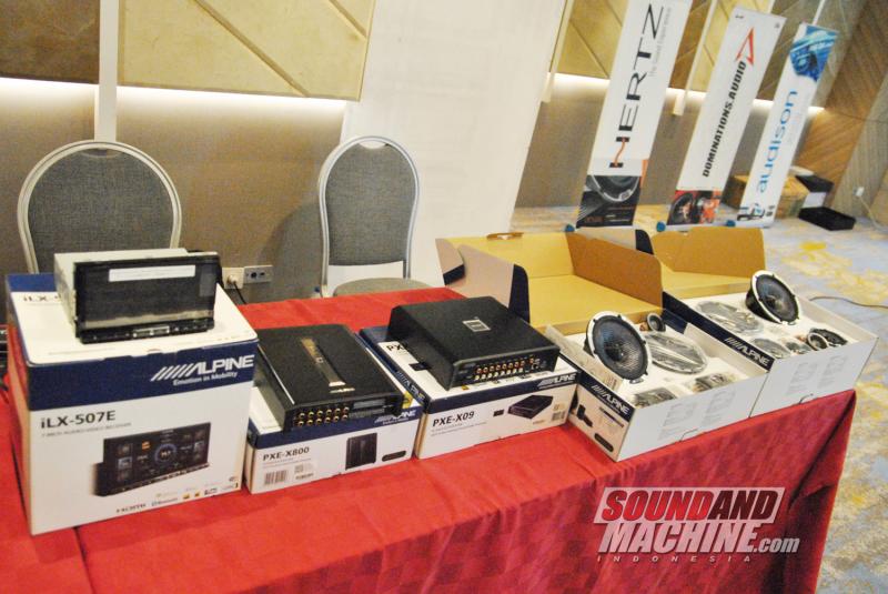 Produk Alpine di acara Car Audio Network International judge training and competitor training.