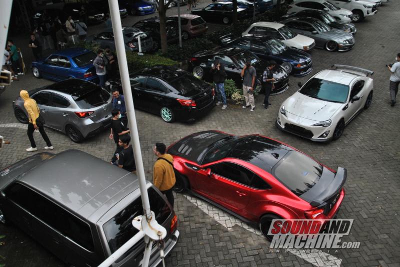 Suasana acara meet-up The Elite Morning Drivers Club yang kedua di Mitra Terrace