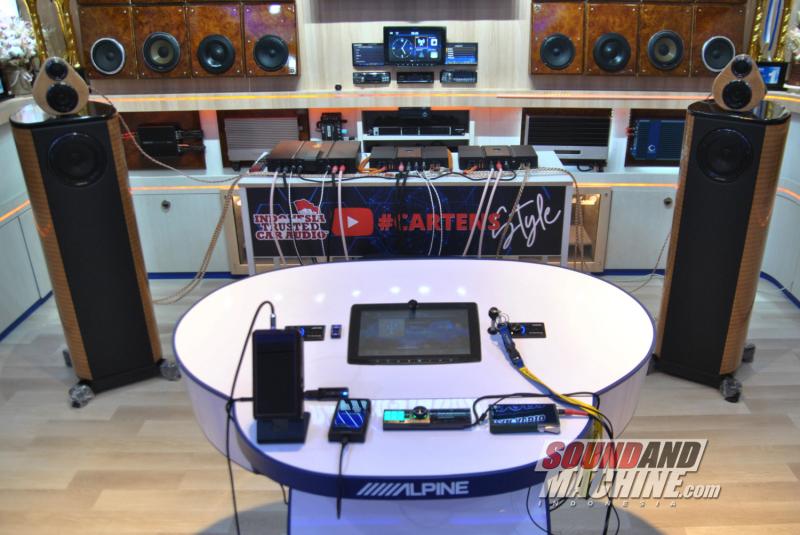 Display Alpine F1 Status di gerai Cartens Audio.