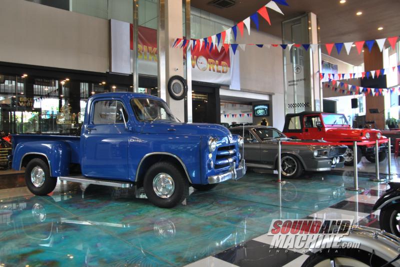 Display mobil brand Amerika Serikat di Motovillage yang mengangkat tema American Week untuk program event-nya.