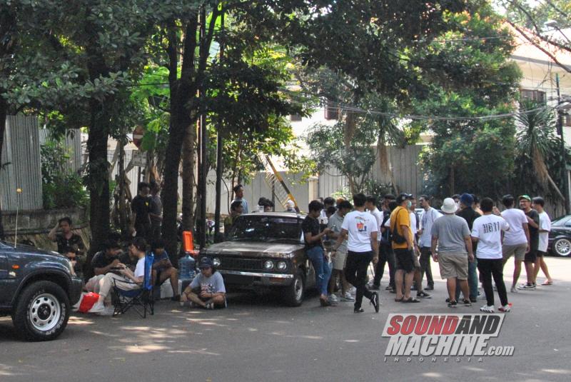 Gerai kopi Hari Baik ajak para penggemar otomotif untuk Ngopi Pagi di Jl. Wijaya, dengan kendaraan pick-up untuk berjualan.