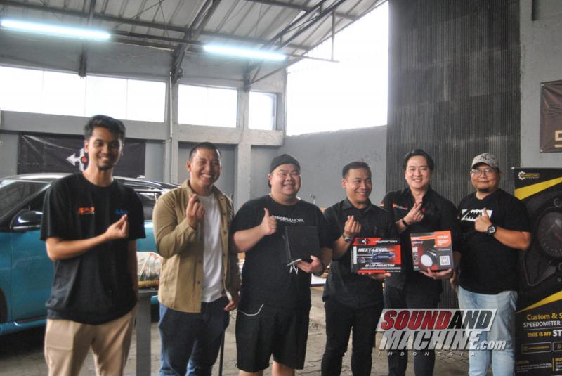 Pembukaan gerai variasi lampu eksterior LMP oleh Ridwan Hanif yang bermitra dengan Yoong Motor.