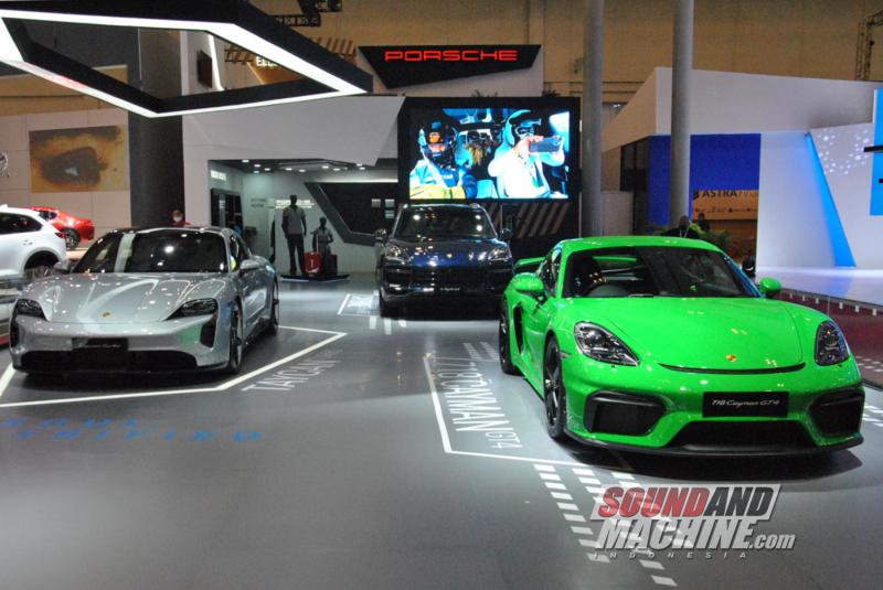 Pameran Porsche di Gaikindo Indonesia International Auto Show 2022.
