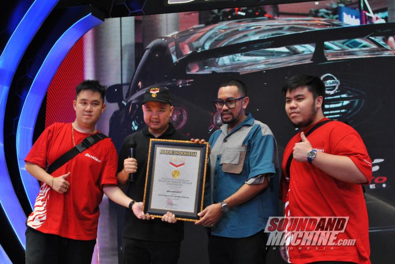 Dihadiri 200 sportscar, Independence Run yang diadakan oleh komunitas DayNightCrew tembus rekor MURI dan diterima oleh Sekretaris Jenderal Ikatan Motor Indonesia Ahmad Sahroni.