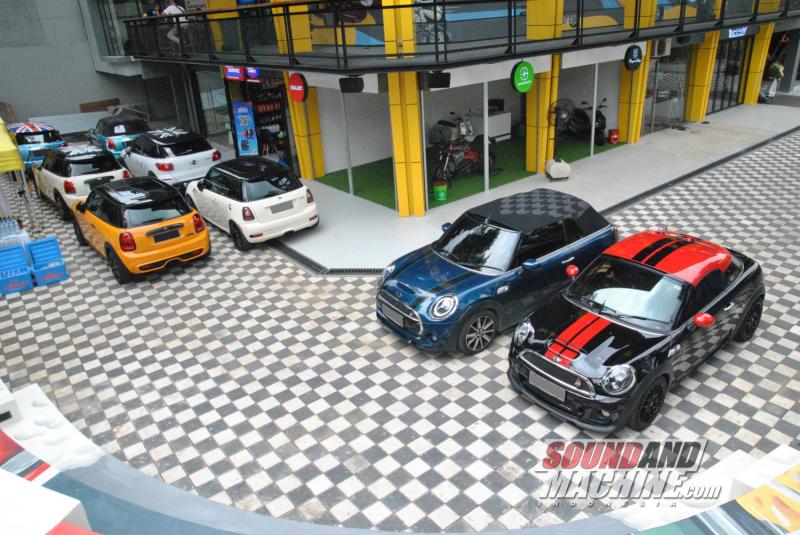 Komunitas Mini Cooper Mini Inc., dalam hari komunitas Black Stone Garage yang diadakan pasca soft opening.