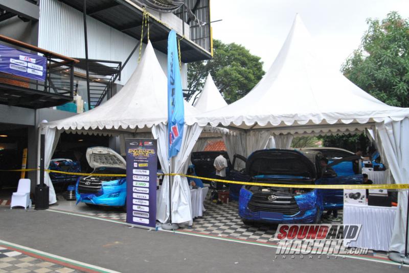 Suasana hari pertama perhelatan kompetisi Indonesia Car Audio Tuning 2022 Endurance Battle di Black Stone Garage, Jakarta.