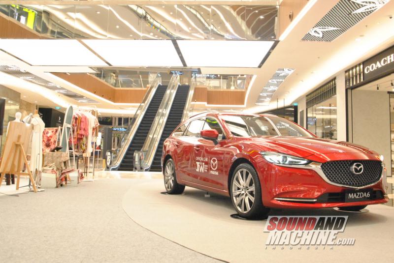 Kolaborasi Mazda dengan perhelatan Jakarta Fashion Week di Pondok Indah Mall 3.