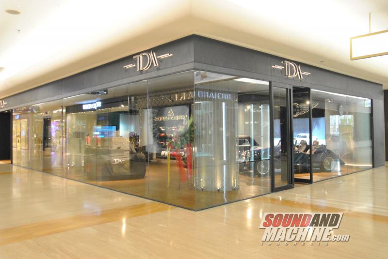 Showroom TDA Luxury Toys di Plaza Indonesia, Jakarta Pusat.