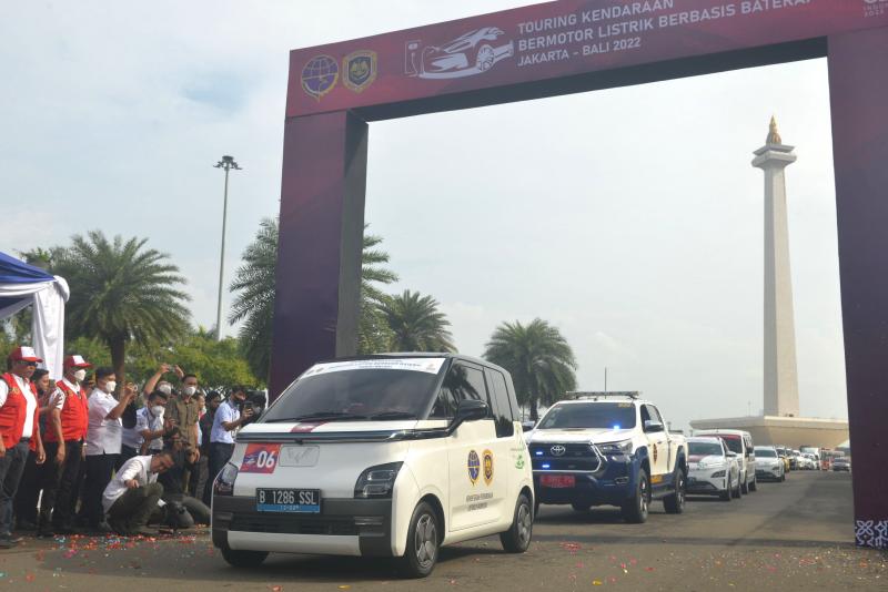Mobil listrik baterai peserta touring dari Jakarta ke Bali yang diadakan oleh Kementerian Perhubungan. (sumber: Wuling)
