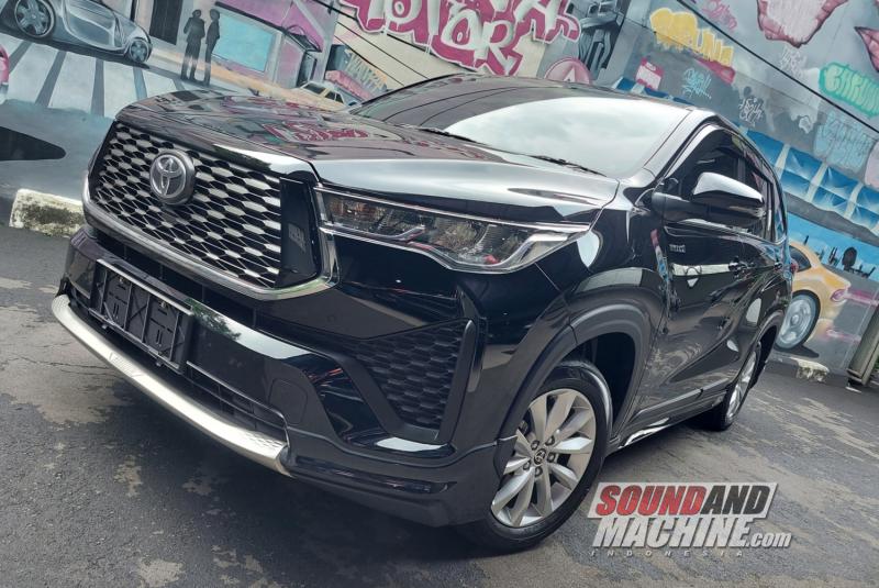 Toyota Kijang Innova Zenix tipe V Hybrid yang ready di showroom Baruna Motor.