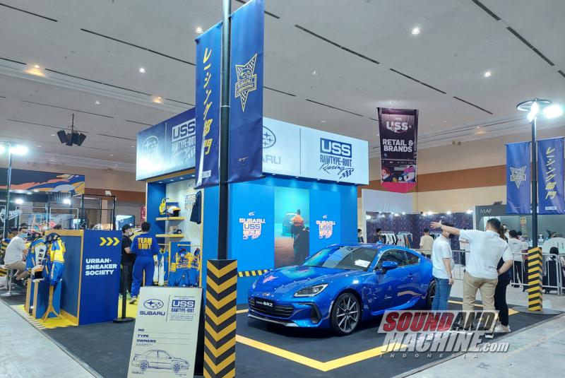 Booth Subaru di event fashion Urban Sneakers Society 2022 di Jakarta Convention Center, Jakarta.