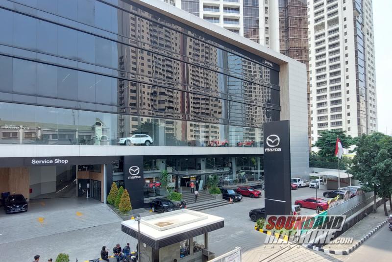 Showroom Mazda di bilangan Simprug, Jakarta Selatan, yang akan menjadi kantor pusatnya untuk Indonesia.