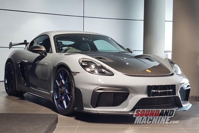 Porsche Cayman GT4 RS yang diluncurkan untuk pasar Indonesia.