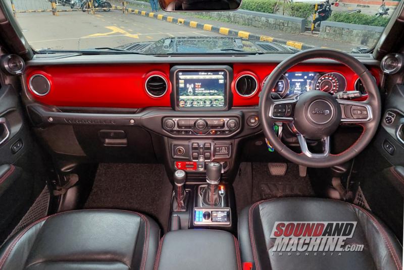 Car audio Jeep Wrangler Rubicon yang telah diupgrade oleh gerai Cartens Audio dengan menggunakan Alpine Status.