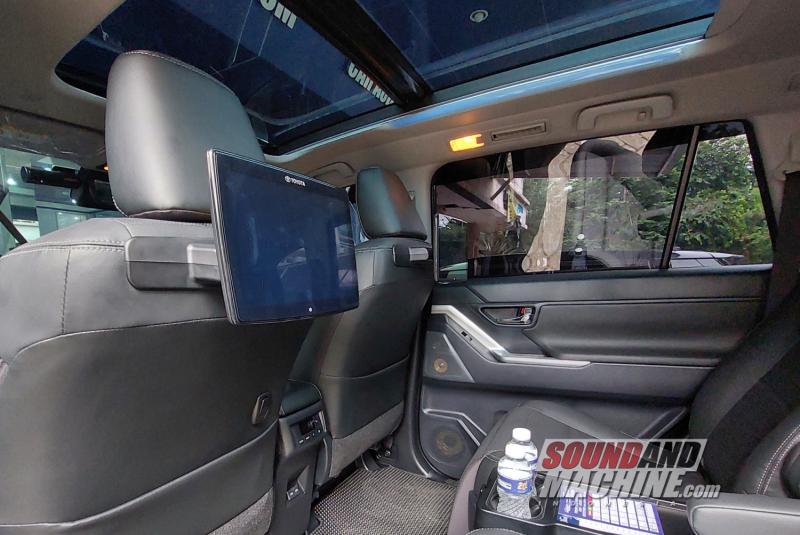 Upgrade car audio Toyota Kijang Innova Zenix Hybrid garapan Cartens Audio yang fokus pada penumpang belakang.