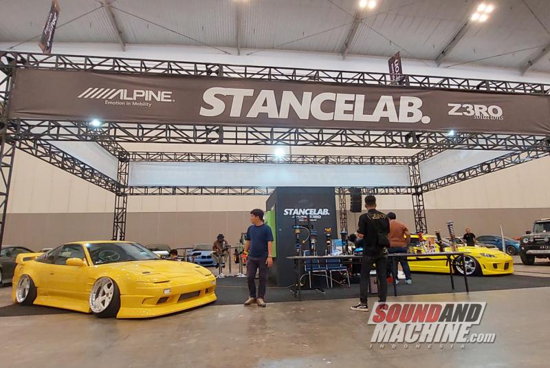 Stancelab berkolaborasi dengan peredam Z3RO Solutions dan audio Alpine untuk proyek mobil Nissan 180SX (kiri) eks-drifting di The Elite Showcase 2023.