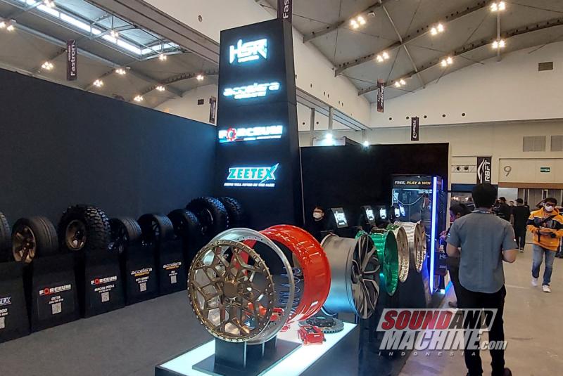 Pameran HSR Wheels di event The Elite Showcase 2023, yang menunjukkan keseriusan dalam ekspansi pasar peleknya.