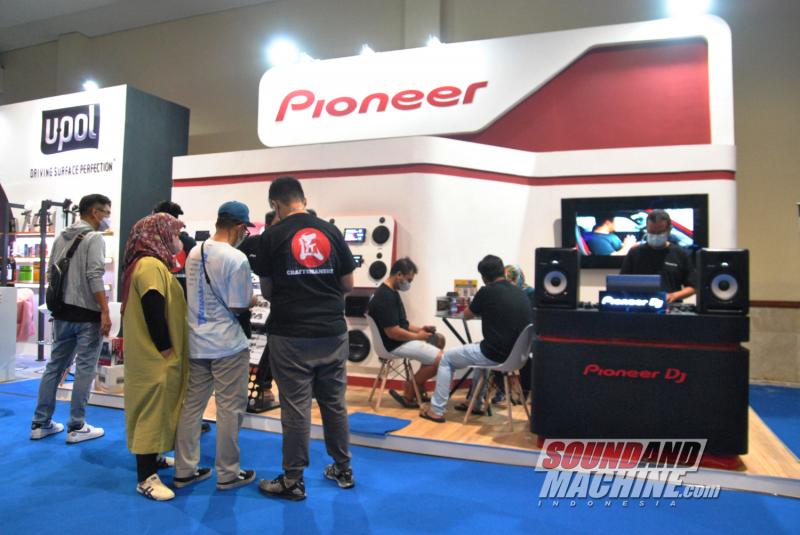 Ilustrasi pameran Pioneer di acara offline.