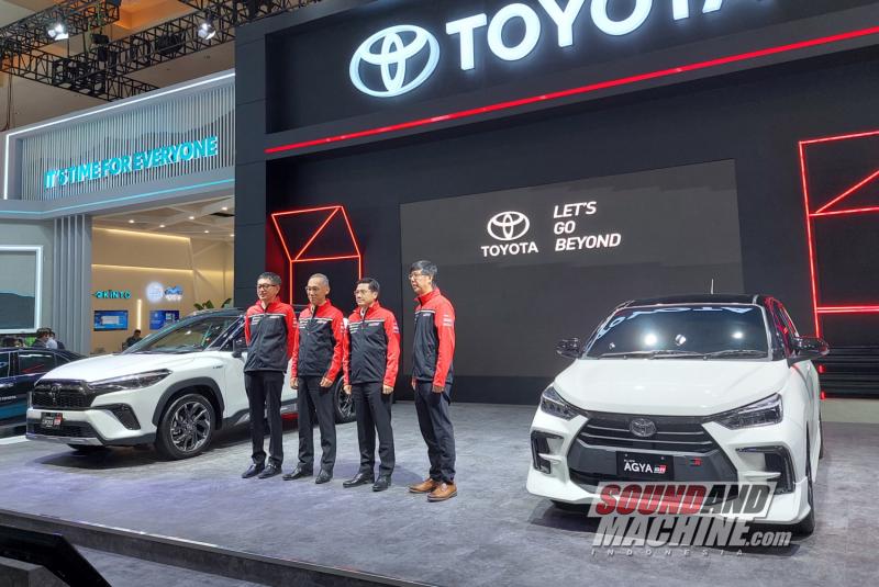 Toyota perkenalkan 2 lini Gazoo Racing yang fun to drive namun ramah lingkungan di IIMS 2023, Corolla Cross (kiri) dan All-New Agya (kanan) GR Sport.