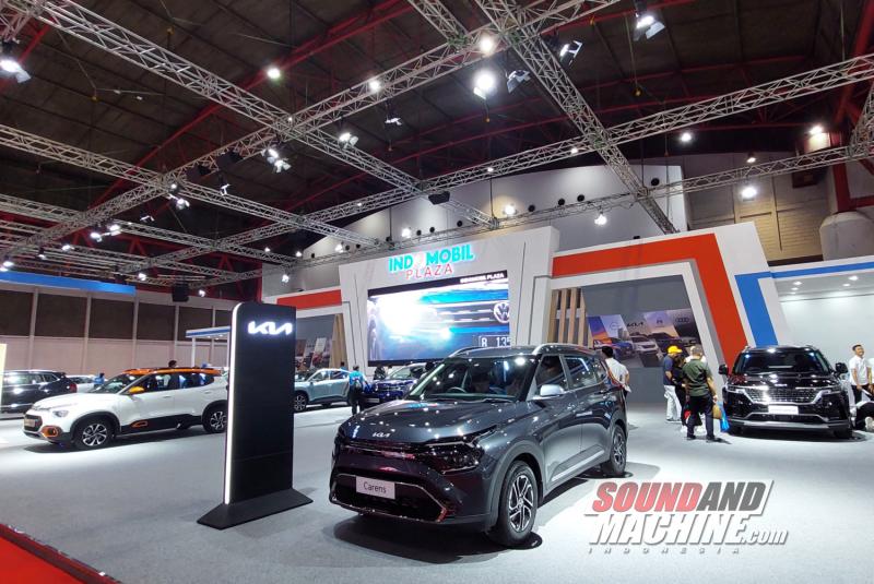 Mobil dari berbagai merek di booth Indomobil Plaza dalam pameran Indonesia International Motor Show (IIMS) 2023.