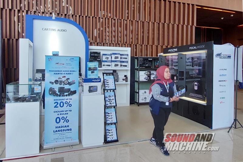 Booth gerai car audio Cartens Autosound di pameran multi-produk BCA Expoversary 2023.