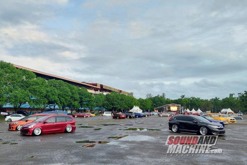 Perhelatan festival mobil modifikasi dengan suspensi udara Erotism di parkiran tribun A Sentul International Circuit.